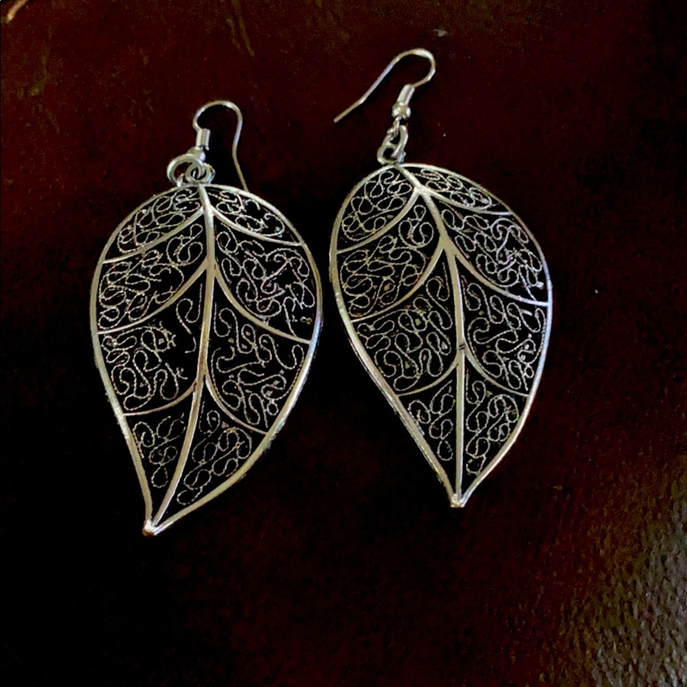 Pair of leaf look earrings in silver !